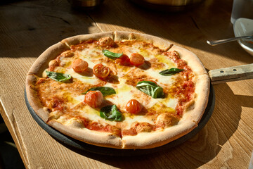 식탁 위에 놓인 이태리 전통 피자의 모습