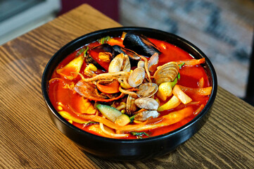 식탁 위에 얼큰한 해물짬뽕이 놓여 있는 모습