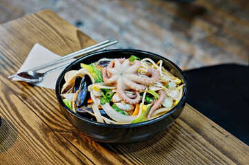 식탁 위에 해물낙찌짬뽕이 놓여 있는 모습