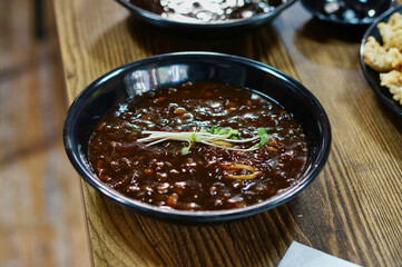 짜장면을 맛있게 먹고 있는 모습