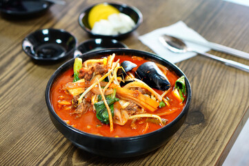 식탁 위에 얼큰한 해물짬뽕이 놓여 있는 모습