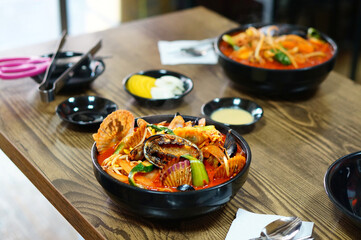 식탁 위에 얼큰한 해물짬뽕이 놓여 있는 모습