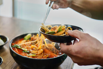 짬뽕을 맛있게 먹고 있는 모습