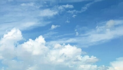 Obraz premium Cumulus clouds in the blue sky