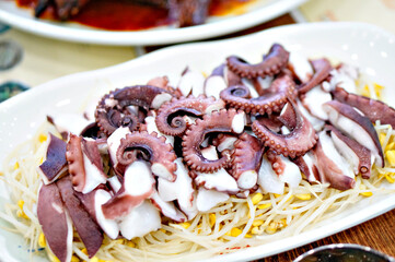 식탁 위에 문어 요리가 놓여 있는 모습