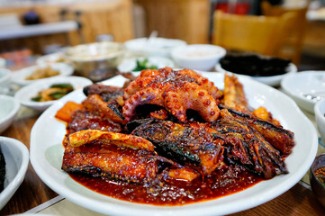 맛있는 코다리찜이 식탁 위에 놓여 있는 모습