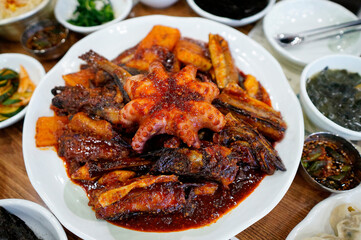 맛있는 코다리찜이 식탁 위에 놓여 있는 모습