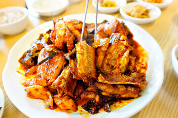 맛있는 코다리찜이 식탁 위에 놓여 있는 모습