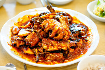 맛있는 코다리찜이 식탁 위에 놓여 있는 모습