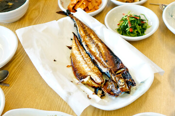 식탁 위에 고등어 구이가 놓여 있는 모습