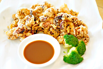 식탁 위에 문어 튀김이 놓여 있는 모습