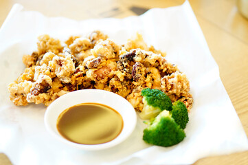 식탁 위에 문어 튀김이 놓여 있는 모습