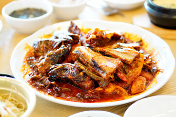 맛있는 코다리찜이 식탁 위에 놓여 있는 모습