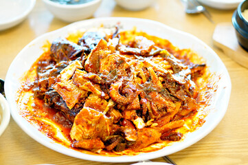 맛있는 코다리찜이 식탁 위에 놓여 있는 모습