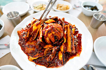 맛있는 코다리찜이 식탁 위에 놓여 있는 모습
