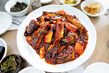 맛있는 코다리찜이 식탁 위에 놓여 있는 모습
