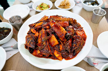 맛있는 코다리찜이 식탁 위에 놓여 있는 모습