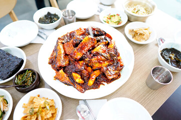 맛있는 코다리찜이 식탁 위에 놓여 있는 모습