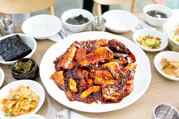 맛있는 코다리찜이 식탁 위에 놓여 있는 모습