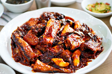 맛있는 코다리찜이 식탁 위에 놓여 있는 모습