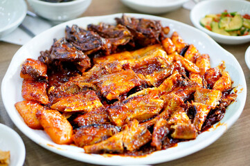 맛있는 코다리찜이 식탁 위에 놓여 있는 모습