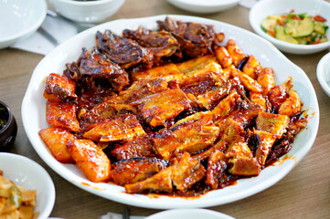 맛있는 코다리찜이 식탁 위에 놓여 있는 모습