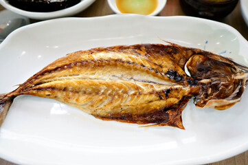 식탁 위에 고등어 구이가 놓여 있는 모습