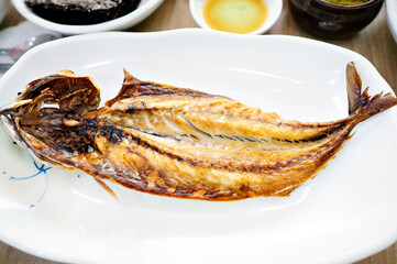 식탁 위에 고등어 구이가 놓여 있는 모습