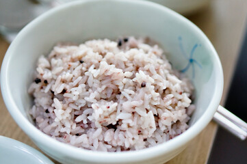 식탁 위에 쌀밥이 놓여 있는 모습