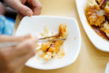 식탁 위에 탕수육 맛있게 먹고 있는 모습