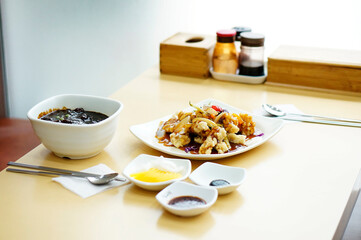 식탁 위에 짜장면 탕수육이 놓여 있는 모습