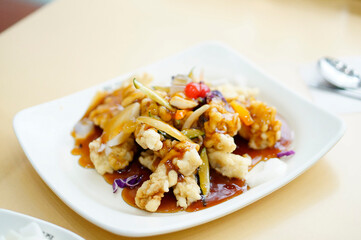 식탁 위에 탕수육이 놓여 있는 모습