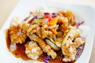 식탁 위에 탕수육 맛있게 먹고 있는 모습