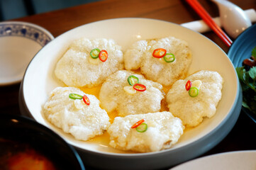 식탁 위에 꿔바로우, 탕수육이 놓여 있는 모습