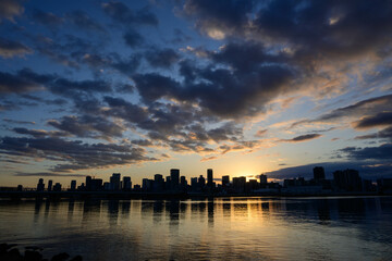 Fototapeta premium 夜明け前、大坂淀川の河川敷から向こう岸の梅田高層ビルをシルエットで臨む
