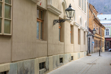 A street with a lamp post and a building with windows