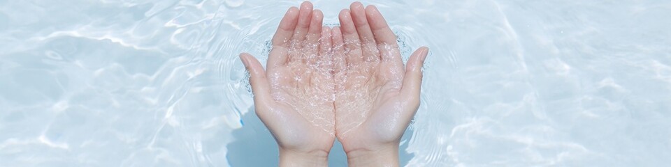 Fototapeta premium Refreshing Spring Water in Cupped Hands A Minimalist and Serene Capture