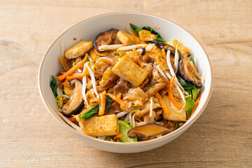 stir-fried noodles with tofu and vegetables