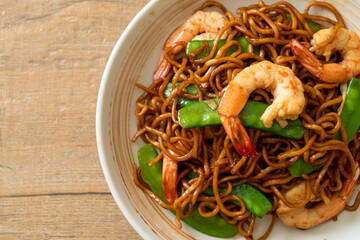 stir-fried yakisoba noodles with green peas and shrimps