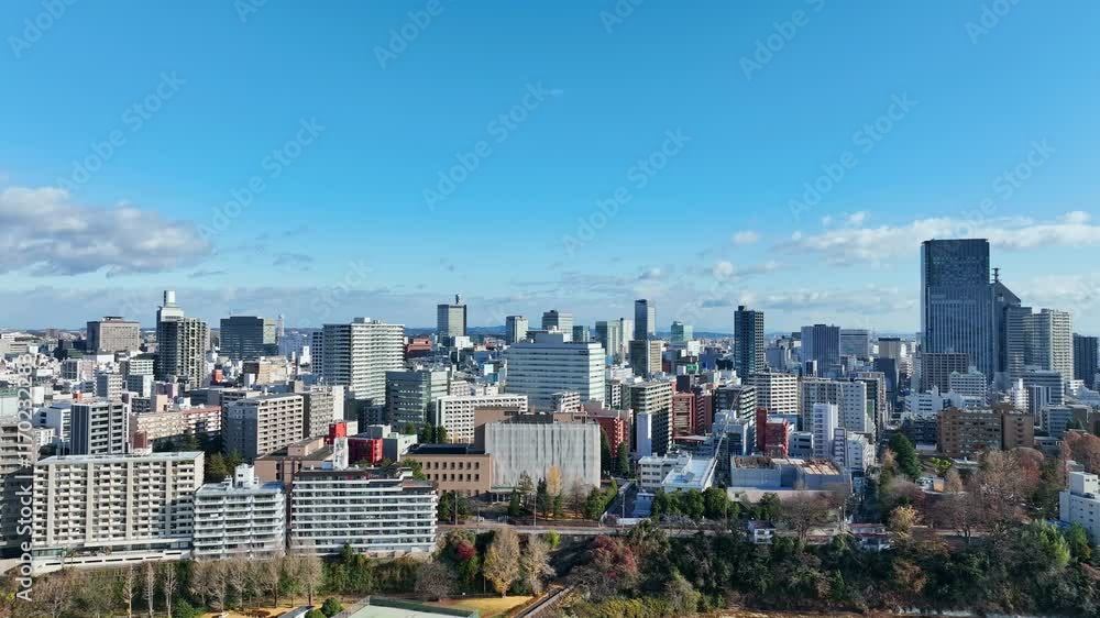 Aufkleber 都市、ドローン、空撮、社会、青空、パノラマ、風景、時代、俯瞰、都会、ハイアングル、展望、地平線、景色、景観、現代、建設、建築、ビル、ビル群、不動産、高層ビル、摩天楼、日本、街、観光、旅行、コピースペース、昼間、晴れ、明るい、遠近感、自然、環境、インフラ、産業、ビジネス、企業、公共、開発、発展、将来、未来、テクノロジー、交通、道路、マンション、住宅、60p、建物