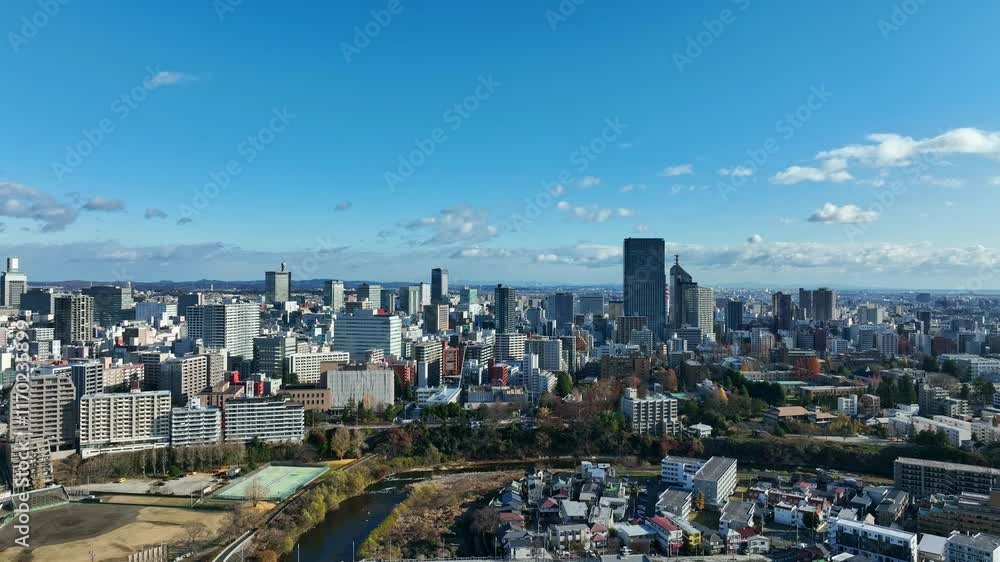 Poster 都市、空撮、ドローン、青空、社会、不動産、ビル群、展望、パノラマ、地平線、降下、下降、都会、日本、建設、環境、交通、道路、ビル、建築、開発、発展、成長、コピースペース、高層ビル、ビジネス、テクノロジー、河川、自動車、運動場、地方、自治体、行政、建物、広大、街、景色、風景、景色、昼間、俯瞰、ハイアングル、ダイナミック、景観、現代、商業、遠景、明るい、60p、飛行