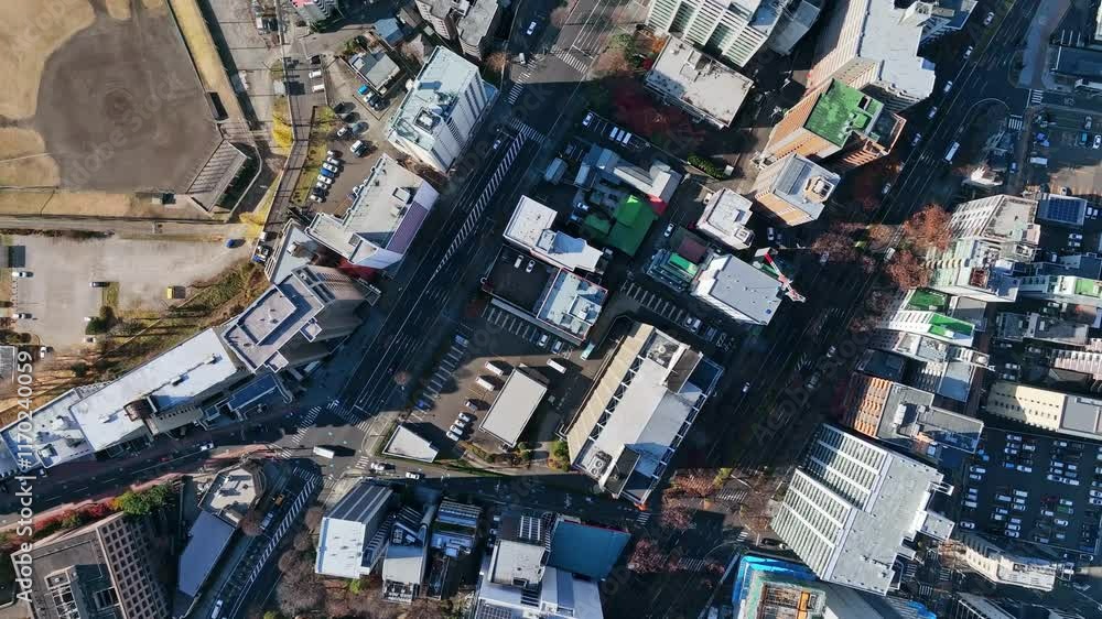 Leinwandbilder 都市、空撮、ドローン、真俯瞰、建設、交通、道路、住宅、暮らし、社会、ビジネス、ビル、ビル群、真上、俯瞰、ハイアングル、風景、景色、景観、上から見た、見下ろす、現代、都会、建築、不動産、地方、地域、行政