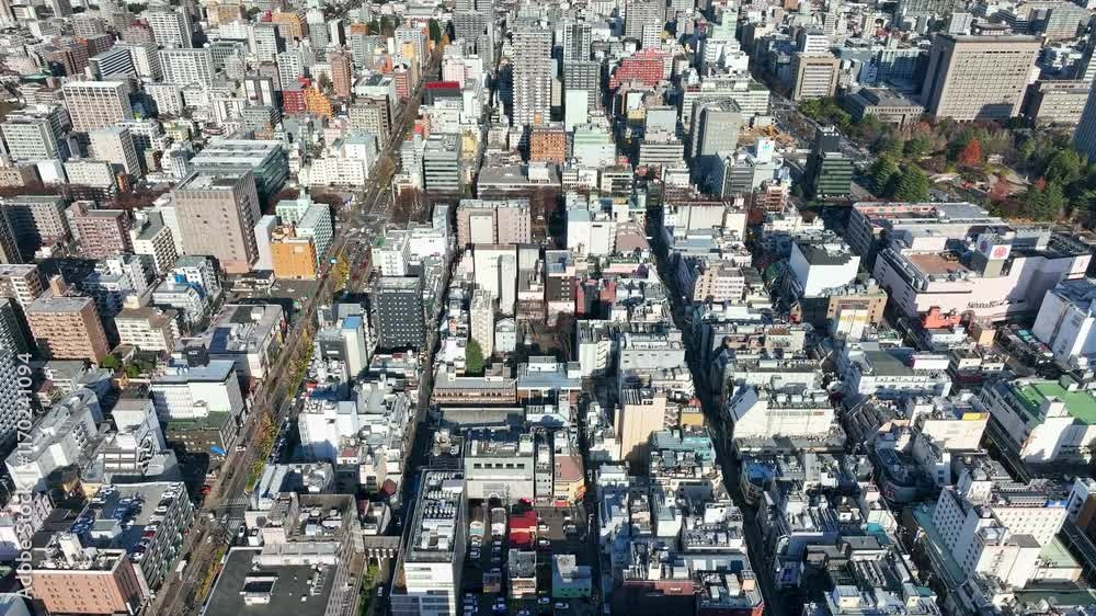 Leinwandbilder 都市、ドローン、空撮、俯瞰、社会、市街地、ビル、暮らし、建設、道路、交通、住宅、住宅地、都会、地域、行政、区画、地方、現代、建築、ビル群、不動産、ハイアングル、展望、パノラマ、風景、景色、景観、上から見た、見下ろす、インフラ、産業、ビジネス、時代、町並み、街、公共、政治、日本、経済、商業、テクノロジー、ゼネコン、自治体、前進、進歩、進化、60p、開発、発展