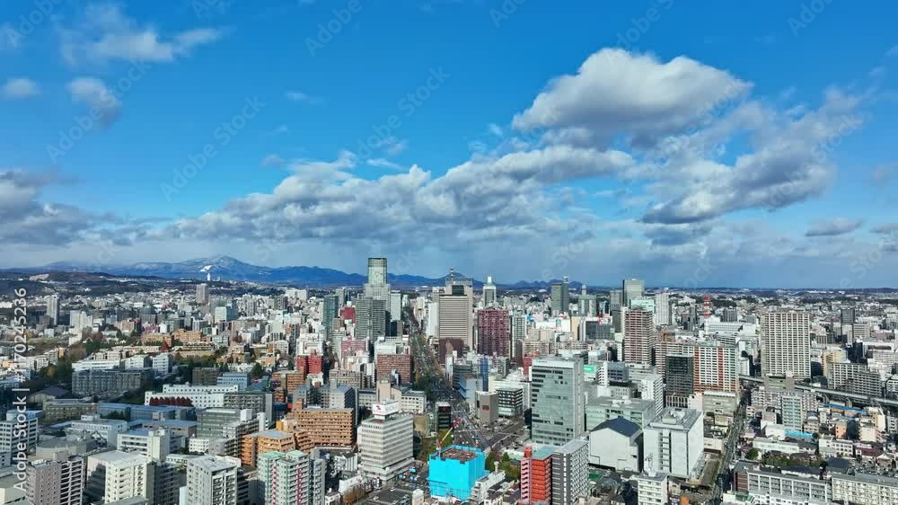 Aufkleber 都市、建設、前進、進歩、空撮、ドローン、青空、市街地、都会、社会、俯瞰、ハイアングル、展望、パノラマ、地平線、風景、景色、景観、上から見た、見下ろす、現代、建築、ビル、ビル群、不動産、高層ビル、摩天楼、日本、町並み、街、観光、旅行、コピースペース、昼間、晴れ、ビジネス、産業、インフラ、開発、発展、未来、将来、成長、戦略、経営、企業、経済、広角、60p、絶景