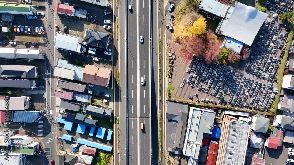 Leinwandbilder 道路、交通、空撮、ドローン、自動車、都市、街、ドライブ、走行、現代、行政、社会、モビリティ、県道、地域、地方、安全、インフラ、建設、開発、運送、物流、運輸、ロジスティクス、テクノロジー、住宅、真俯瞰、真上、見下ろす、ハイアングル、駐車場、交差点、高架、高速道路、スピード、前進、進歩、俯瞰、展望、風景、景色、景観、屋根、都会、日本、町並み、観光、旅行、60p、産業