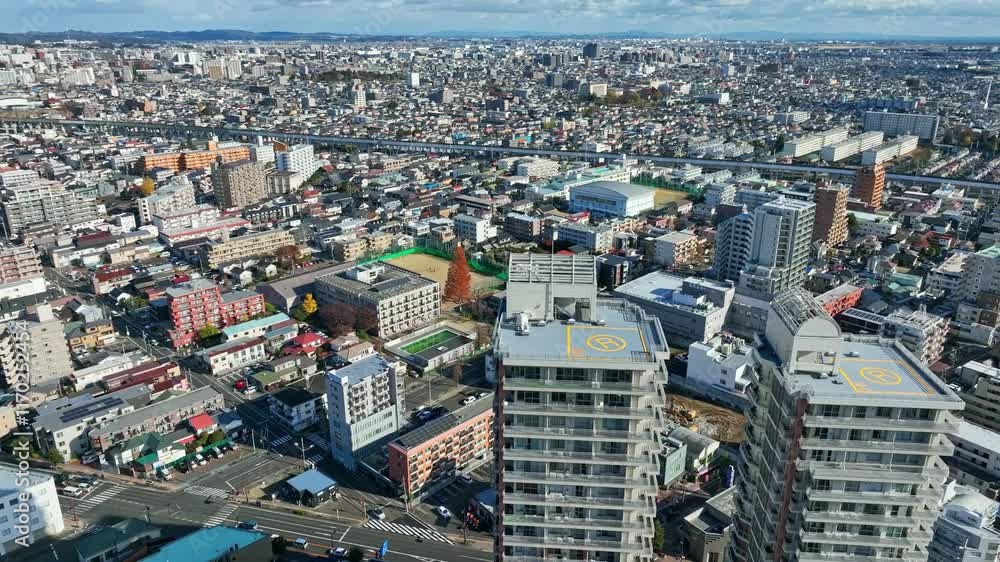 Leinwandbilder 都市、住宅、マンション、空撮、ドローン、社会、不動産、建設、インフラ、行政、時代、俯瞰、ハイアングル、展望、パノラマ、地平線、風景、景色、景観、上から見た、見下ろす、現代、都会、建築、ビル、高層ビル、タワーマンション、日本、町並み、街、公共、地方、自治体、地域、ビジネス、産業、道路、交通、事業、企業、住宅地、テクノロジー、旋回、回転、青空、昼間、晴れ、広大、60p、広角