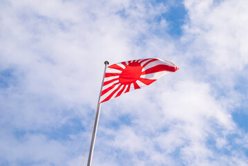青空に上る日章旗