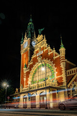 Obraz premium Beautiful historic railway station in Gdansk city at night 