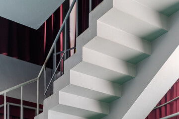 Obraz premium A staircase architecturally connecting upper and lower floors, creating a vertical link between spaces.