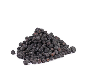 Getrocknete Aroniabeeren vor weißem Hintergrund